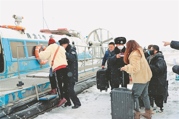 黑河旅检口岸恢复通关