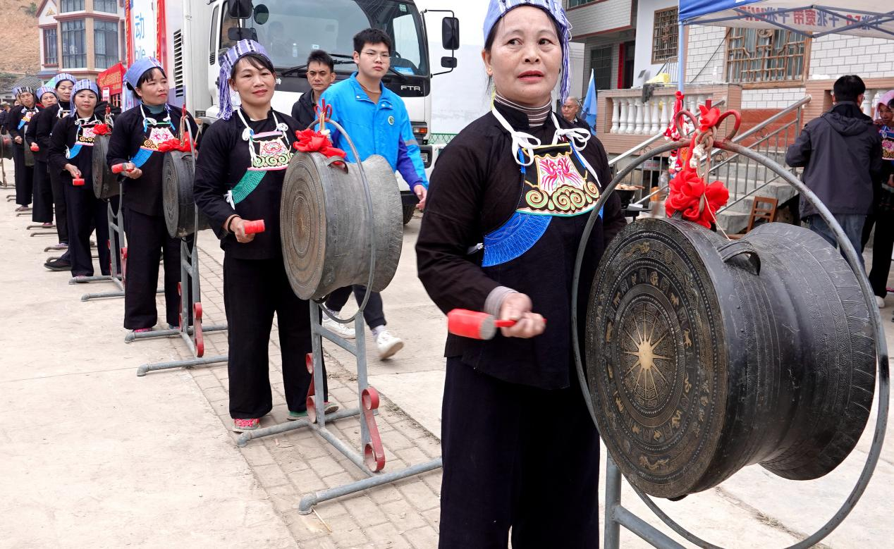 广西河池：万名中外游客欢度“壮族蚂拐节”_fororder_图片14