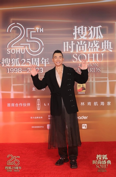 “搜狐25周年庆典暨搜狐时尚盛典”开启 黄晓明获“匠心人物”倪妮摘“表现力人物”_fororder_图片6