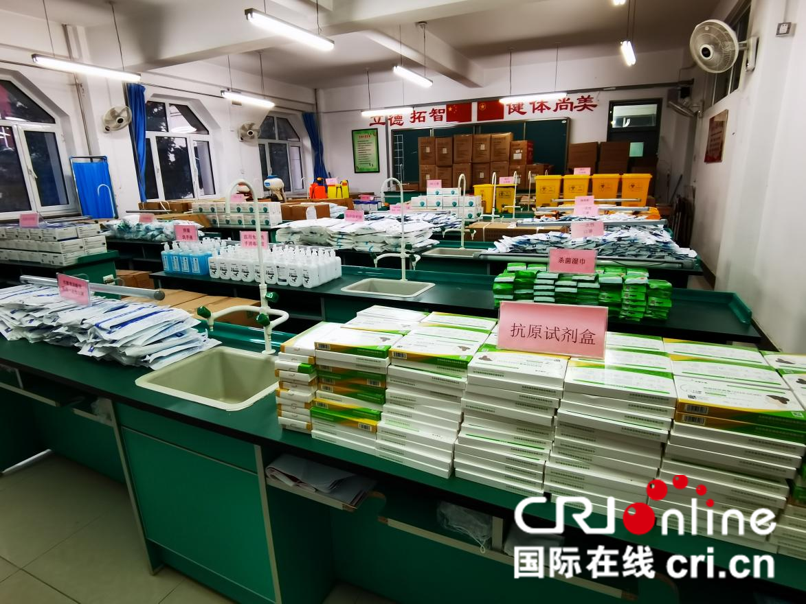 你好，新学期 | 长春1296所中小学校开学 约85万学生返校_fororder_在长春市十一高中，学校按需备足符合防疫要求的各类物资。 摄影 王岩