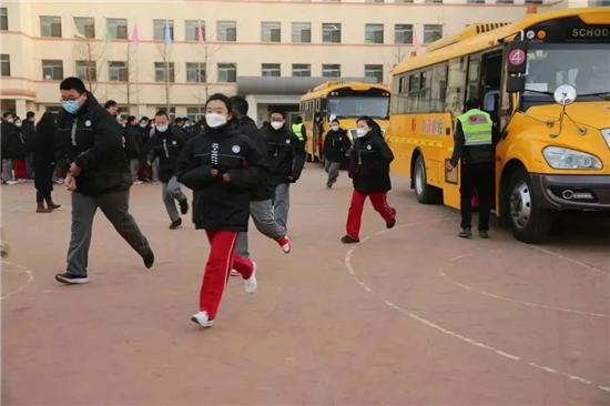 沈阳市实验学校中学部举行校车遇险逃生演练_fororder_图片3