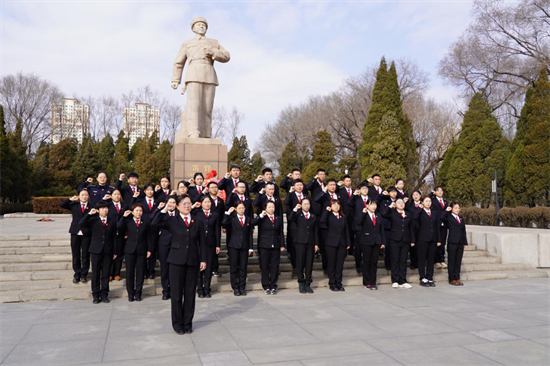 辽宁法院：接过雷锋的枪 打赢新时代“辽沈战役”_fororder_2023年2月28日，抚顺中院组织全市法院历届获评雷锋式法官（干警）35名代表，在雷锋纪念馆重温入党誓言。