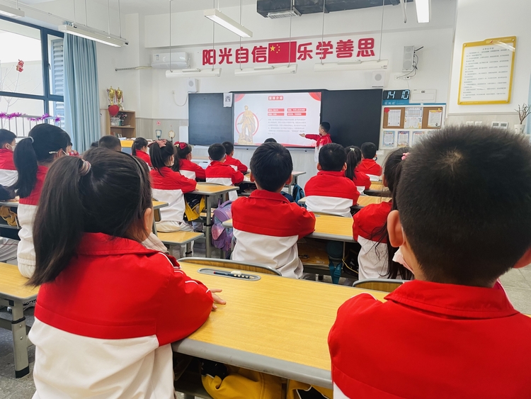 西安高新区第十五小学：赓续雷锋精神 一节绽放在春天的“大思政课”_fororder_微信图片_20230303182533