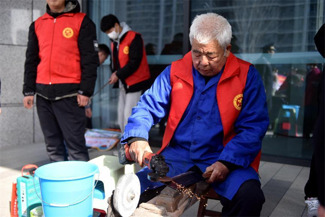 “立足岗位学雷锋 志愿服务扬新风”西安国际港务区“3·5”学雷锋文明实践活动走进全运村_fororder_图片2