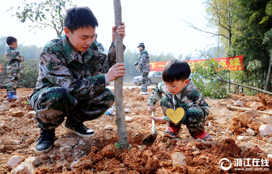 浙江长兴：娃娃护绿 认养小树