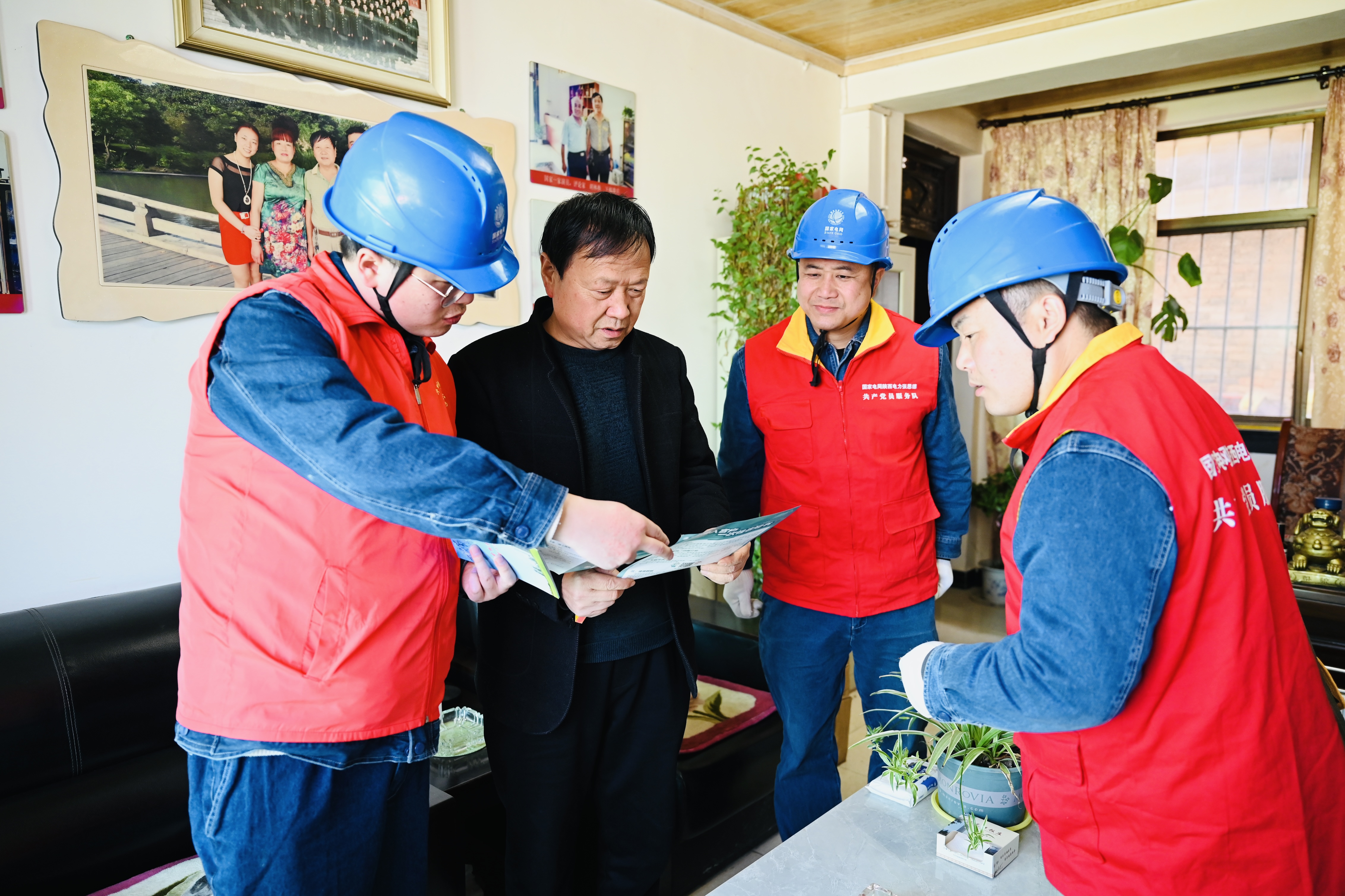 学习雷锋好榜样 “电力雷锋”在行动_fororder_国网陕西电力员工上门讲解安全用电知识和用电安全注意事项