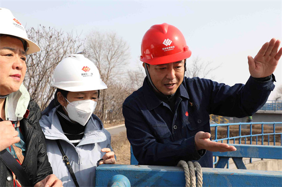 沈阳：志愿者现场观摩城市生活污水变清流_fororder_微信图片_20230307163955