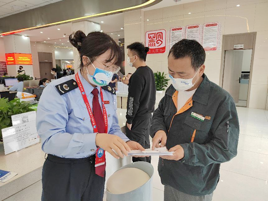 贵阳税务： 开展便民化改革 构建办税服务环境多元化新生态_fororder_税务1