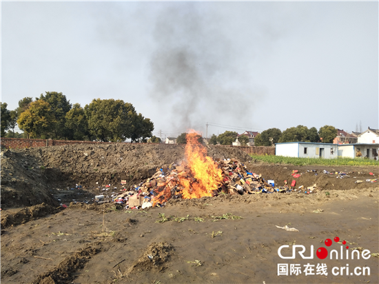 （供稿 平安江苏列表 三吴大地泰州 移动版）姜堰警方集中销毁千余箱假酒 保障群众食品安全