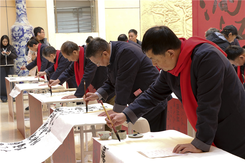 【春日“豫”新景】安阳汤阴：岳乡齐欢庆 传承精忠魂_fororder_3月3日，汤阴县举办“继满江红之战歌 书爱国情之云章”现场书写活动（1）