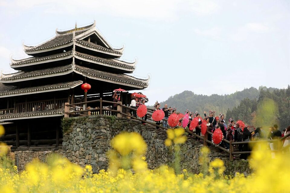 广西：花映楼桥美如画