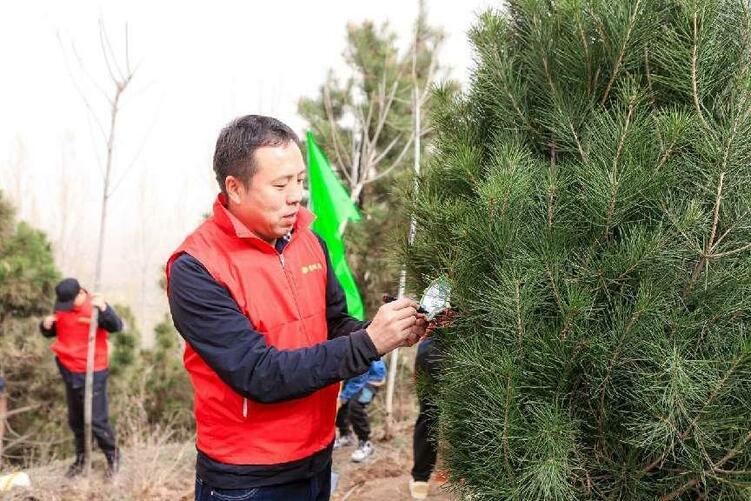 （转载）“志愿红”播种“生态绿” 西安高新区文明办联合紫薇地产开展植树活动