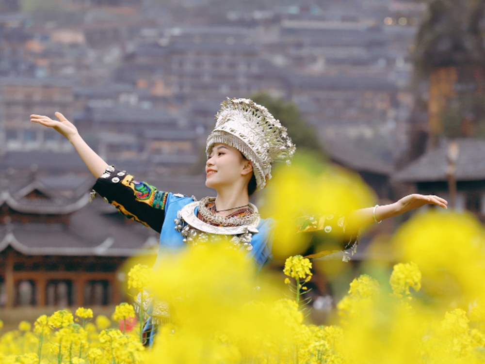 贵州西江千户苗寨：油菜花开春意浓 苗家姑娘入画中_fororder_微信图片_20230314150641