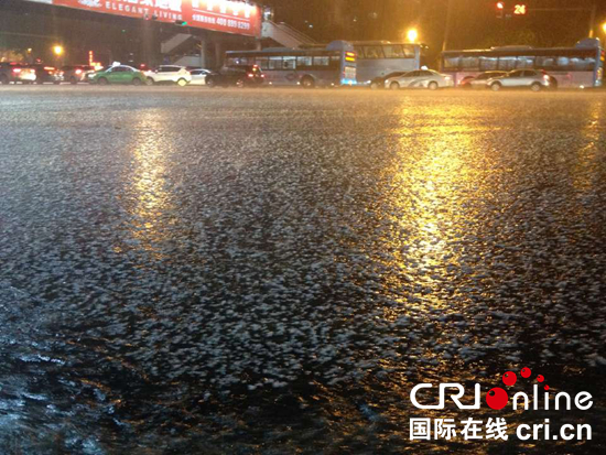 雷雨冰雹袭击贵州多地  低洼地区成“冰河”