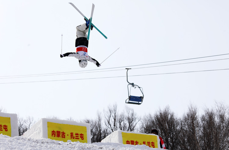 内蒙古呼伦贝尔：雪上飞 赛技巧_fororder_0J8A2787.JPG