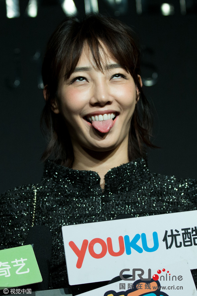 白百何上海捞金 表情搞怪吐舌卖萌捂嘴狂笑