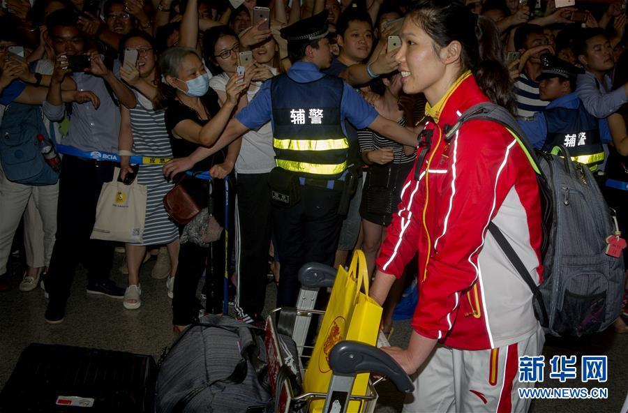 女排回国被上千粉丝包围 郎平满脸笑容与粉丝互动