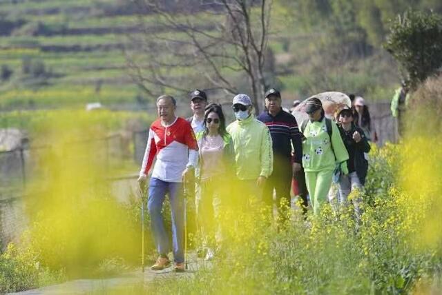 “中国无腿登顶珠峰第一人”打卡婺源江岭