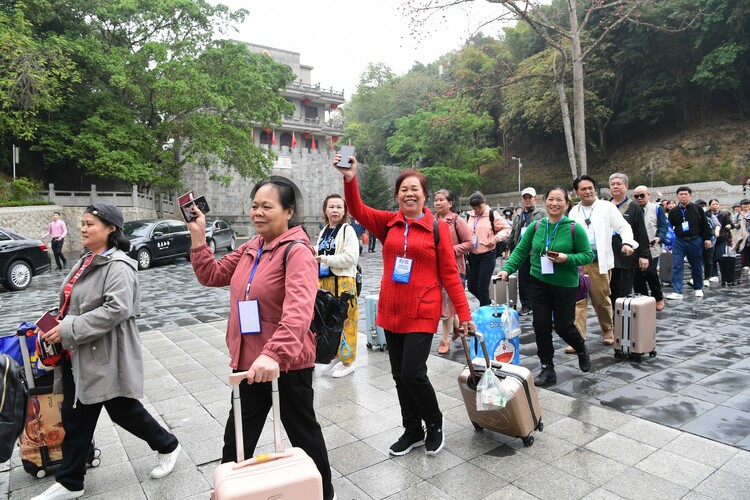 跨境旅游陆续恢复 国内首批赴越游客从友谊关出境_fororder_图片1