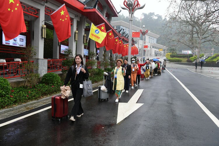 跨境旅游陆续恢复 国内首批赴越游客从友谊关出境_fororder_图片2