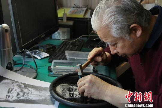 非遗传人蛋壳上雕“世界” 古稀之年盼独门手艺传承