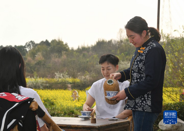 （转载）油菜花田绕民居 春色如画醉游人