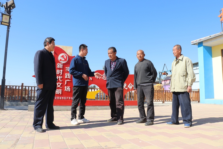 （原创）保定徐水：移民村成宜居宜业幸福村_fororder_移民村文化广场成为爱党爱国教育课堂。张云峰 摄