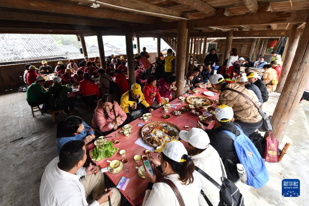 “粤桂协作”旅游专列开进大苗山