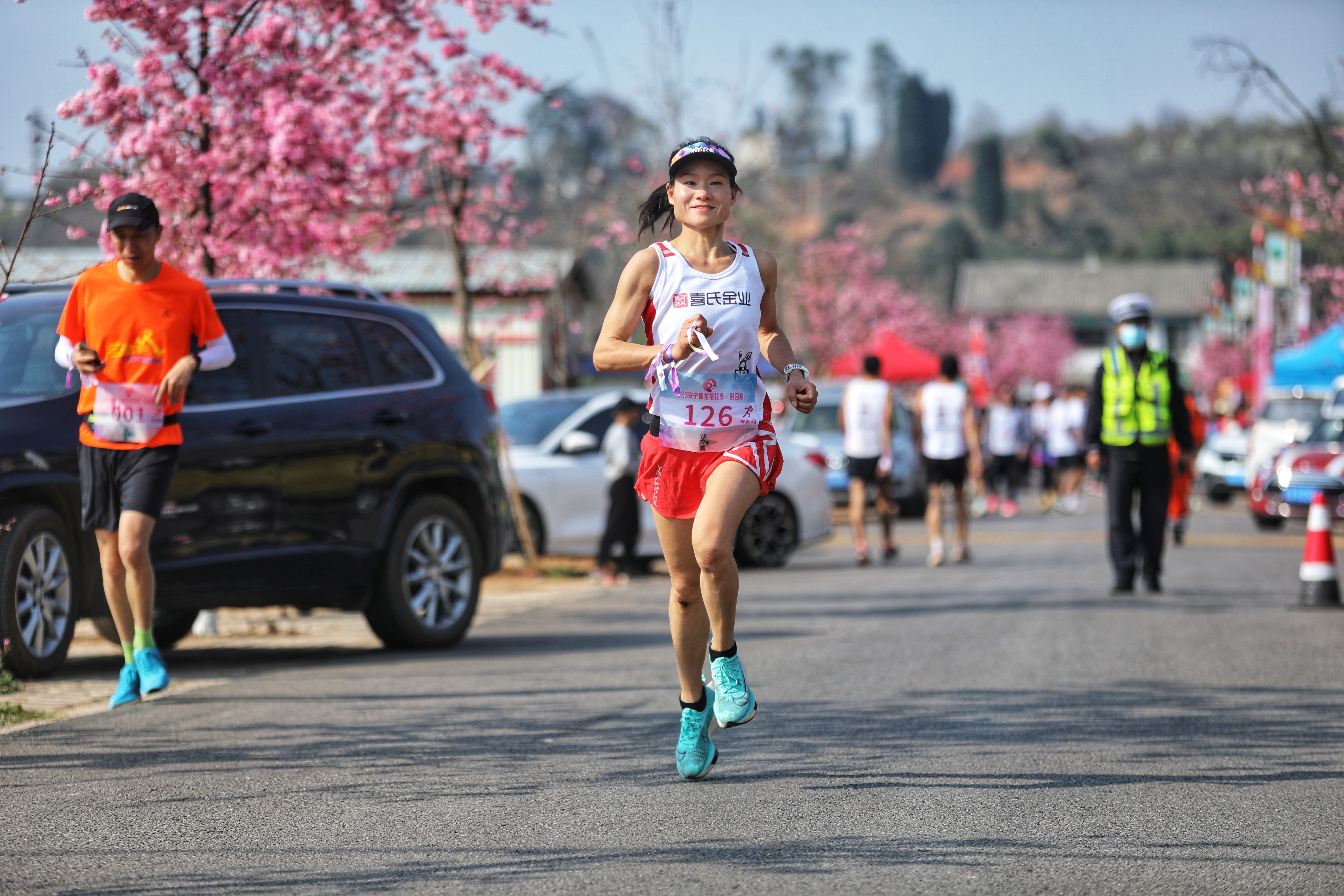 跑进春天跑进田园 昆明安宁青龙街道500名选手鸣枪起跑