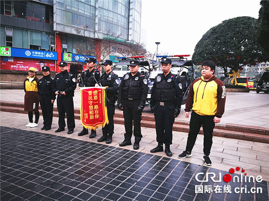 【社会民生】春日的特别礼物 市民为执勤民警送上慰问饮品