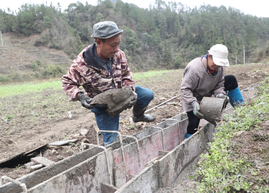 （供稿）贵州岑巩：挺直农业“腰杆”  护航粮油安全_fororder_2、岑巩县平庄镇石门坎村杨家沟组，村民正在修建灌溉沟渠。（沈启照 摄）.JPG