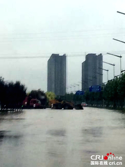 暴雨将咸阳乐育北路立交桥淹没