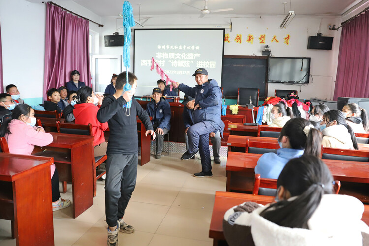 图片默认标题_fororder_学生在课堂上跟诗赋弦剧团演员学习戏曲动作和步伐。熊华明摄