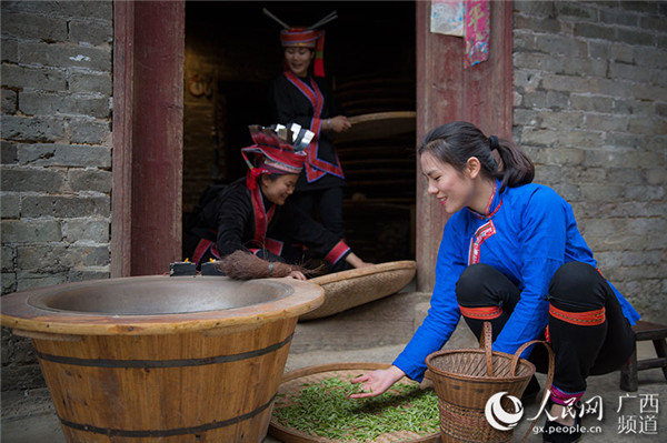 图片默认标题_fororder_六段村民手工制茶（蒋江流 摄）2_副本