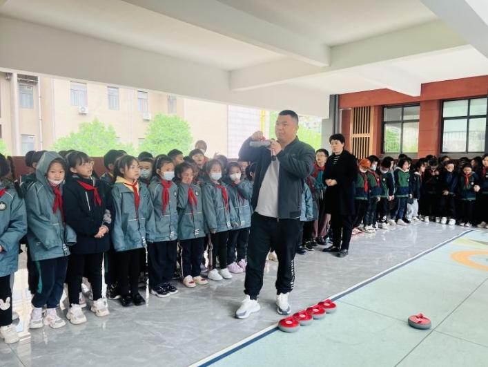 西安经开第十一小学：旱地冰壶进校园 追光逐梦向未来_fororder_图片12