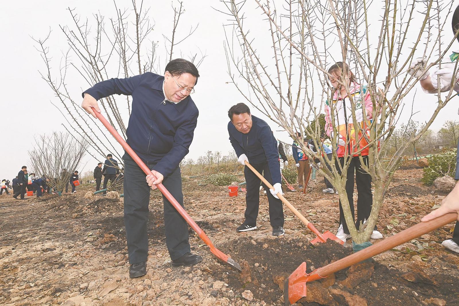 安徽省暨合肥市党政军领导与干部群众义务植树_fororder_688fd549-7845-4fc7-90d7-a445fc17101b