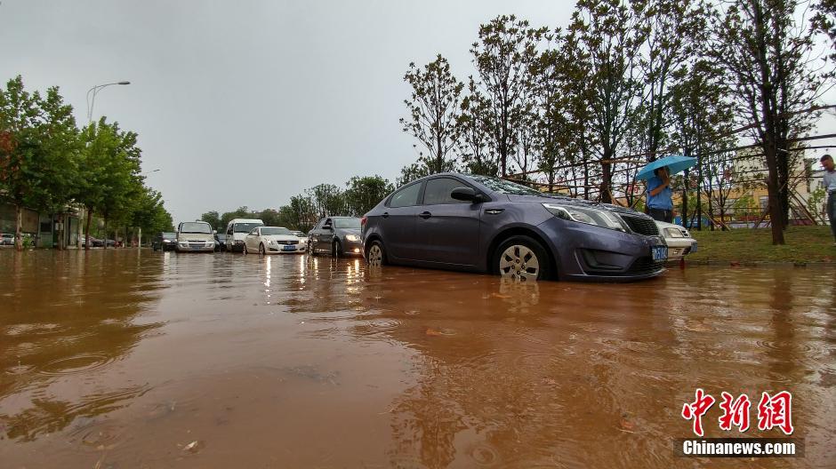 江西南昌突降暴雨局地内涝 市民出行受阻