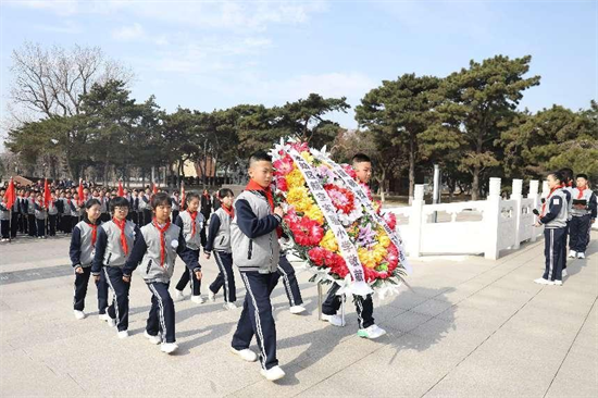 沈阳皇姑区航空实验小学开展祭扫烈士墓活动_fororder_辽宁2