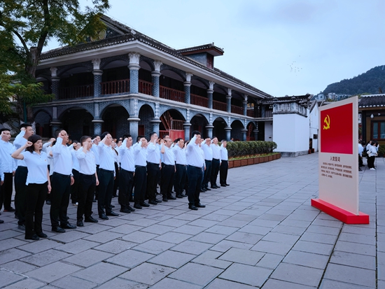 （供稿）贵州税务：以学铸魂赓续血脉 打造黔税纪检铁军_fororder_在遵义会址重温入党誓词 图敖斌鸿摄.JPG