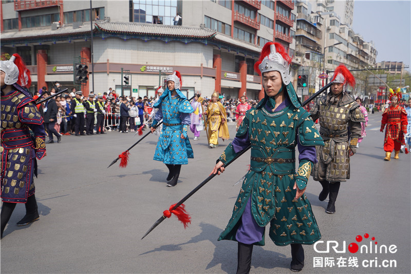 春天来了来开封！“来趣宋潮”大巡游再现开封古风今韵_fororder_杨家将巡游表演.JPG