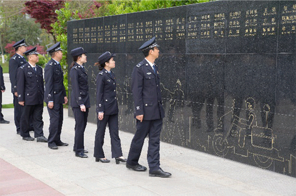 清明祭英烈 忠诚铸警魂 四川各级公安机关开展纪念公安英烈系列活动_fororder_清明祭英烈-供图-四川省公安厅（3）