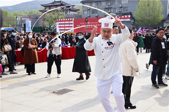 南阳方城举办中国•方城第二届烩面文化旅游节_fororder_烩面在厨师手中飞舞 摄影 王小军.JPG