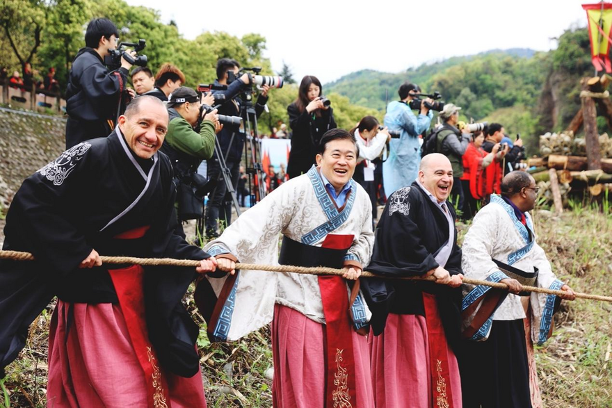 Traversing from Modern Times to Ancient Times, 17 Embassies and Consulates Visiting Dujiangyan Water-Releasing Festival_fororder_图片 2