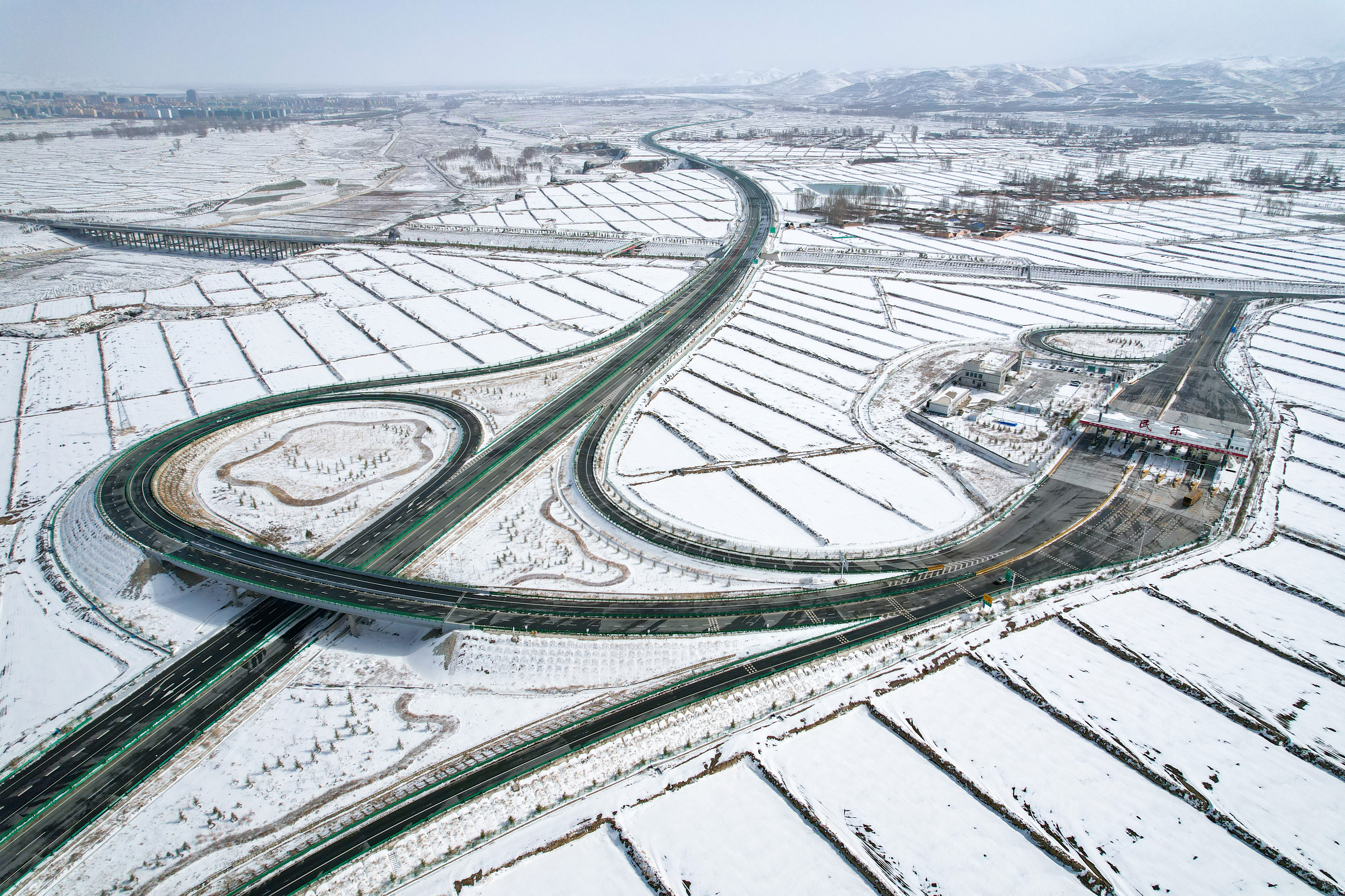 【原创】【轮播】张掖民乐县：春雪之后 民乐大地银装素裹_fororder_春雪过后，民乐大地银装素裹，位于县城西边的张扁高速穿梭其间，震撼感十足1。陈思宏摄