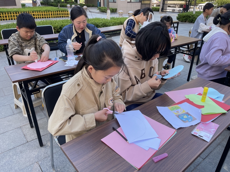 保定市满城区：七彩陶瓷绘梦想 童趣剪纸绽光芒_fororder_孩子们制作剪纸 摄影 单媛媛