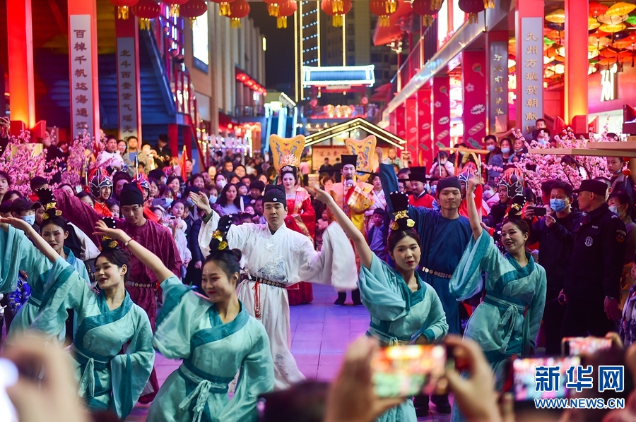 河南洛阳：“古都夜八点”点亮“夜经济”