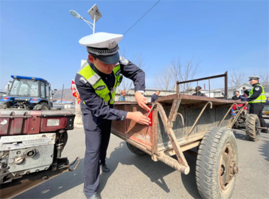 延吉交警下乡 为农民驾车安全添保障_fororder_图片1