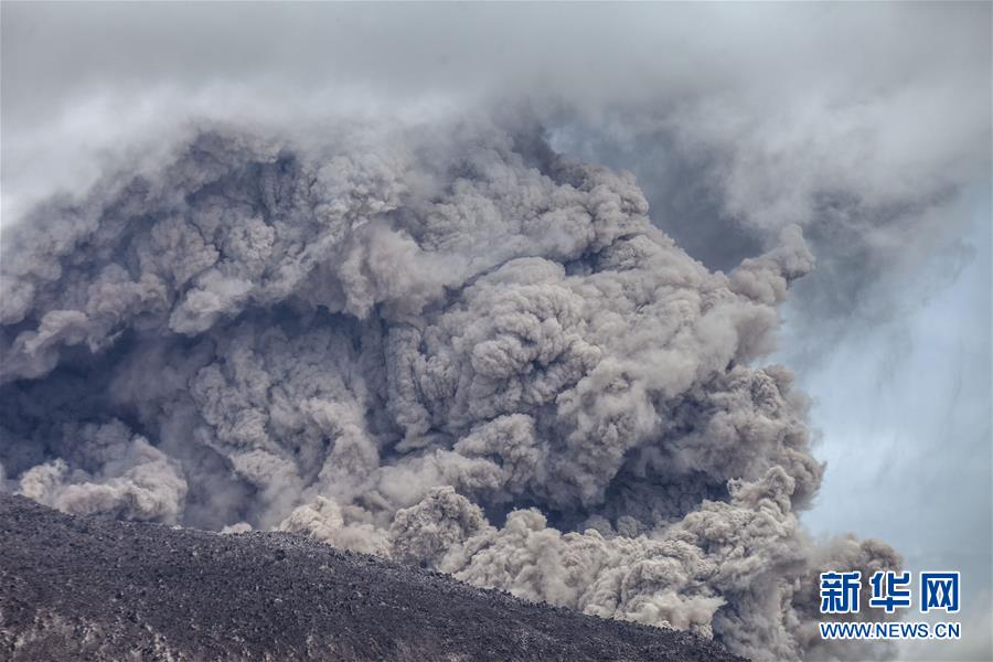 印尼锡纳朋火山喷发