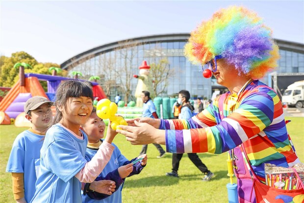 【区县新闻】用脚步丈量春天 上海宝山滨江亲子健康跑活动举行