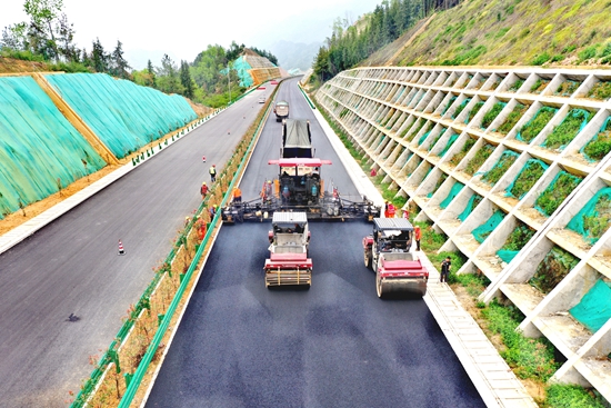 （供稿）德余高速公路建设如火如荼_fororder_德余高速正在铺沥青